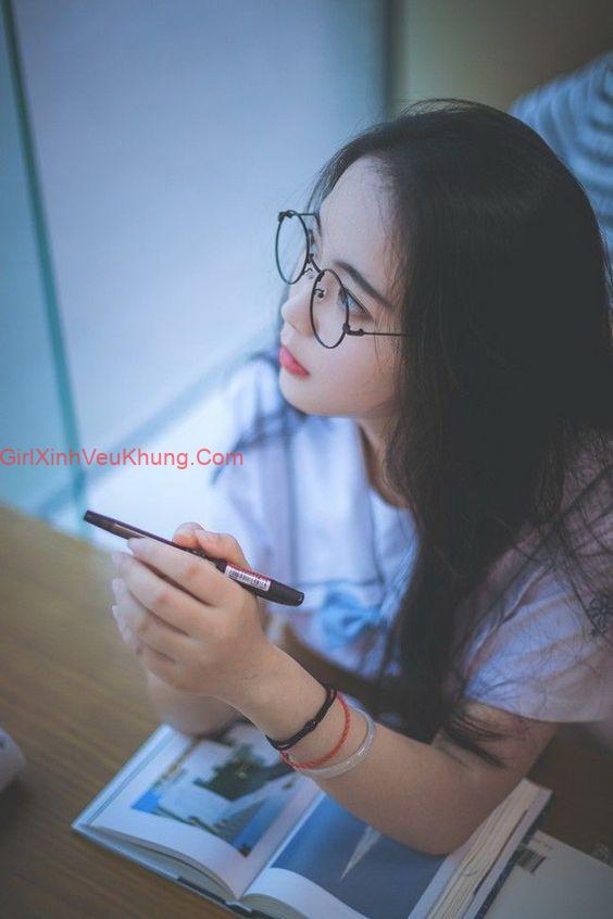 Ảnh girl đẹp tóc dài đeo kính đẹp hút hồn mới nhất 2023